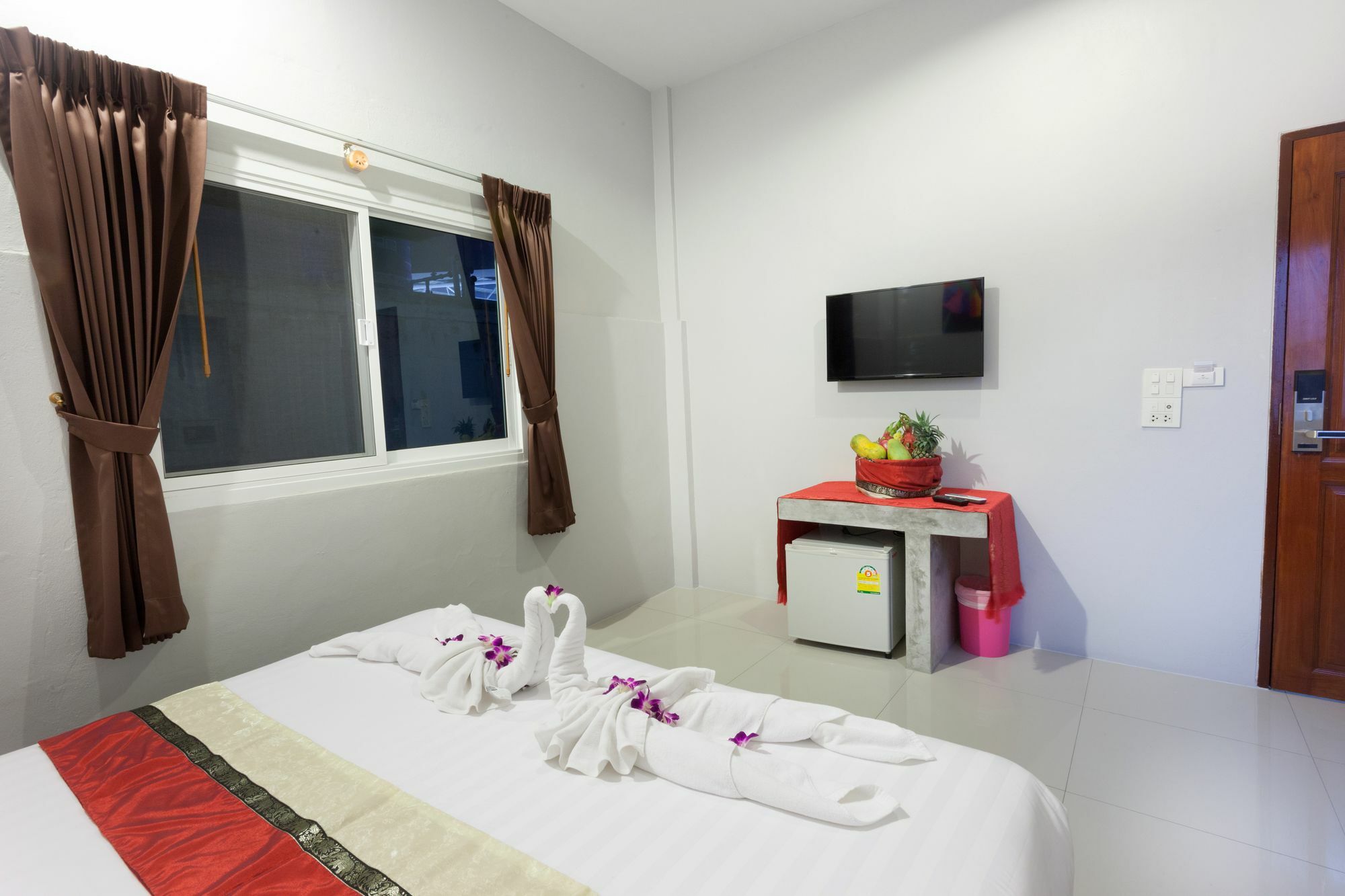 Freedom Hotel Patong Экстерьер фото